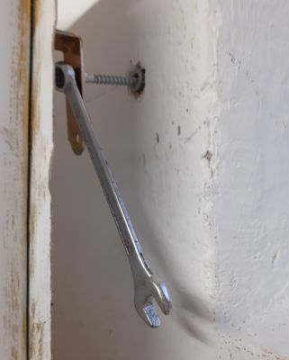 śruby należy dokręcać kluczem płaskim ustawionym z boku skrzynki do oporu (czyli połączenia zaczepów ze ścianą)